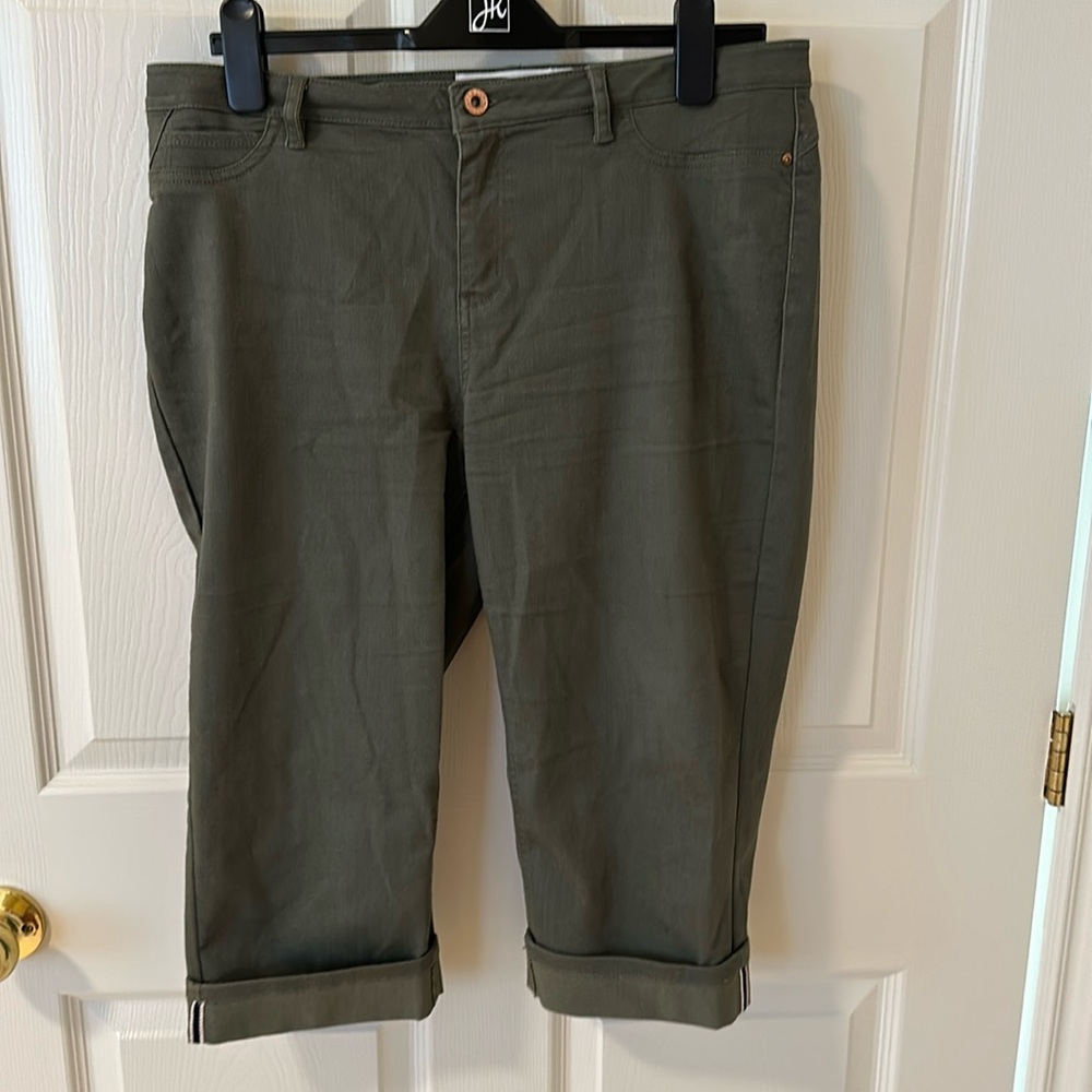 Point Zero- Green capris
